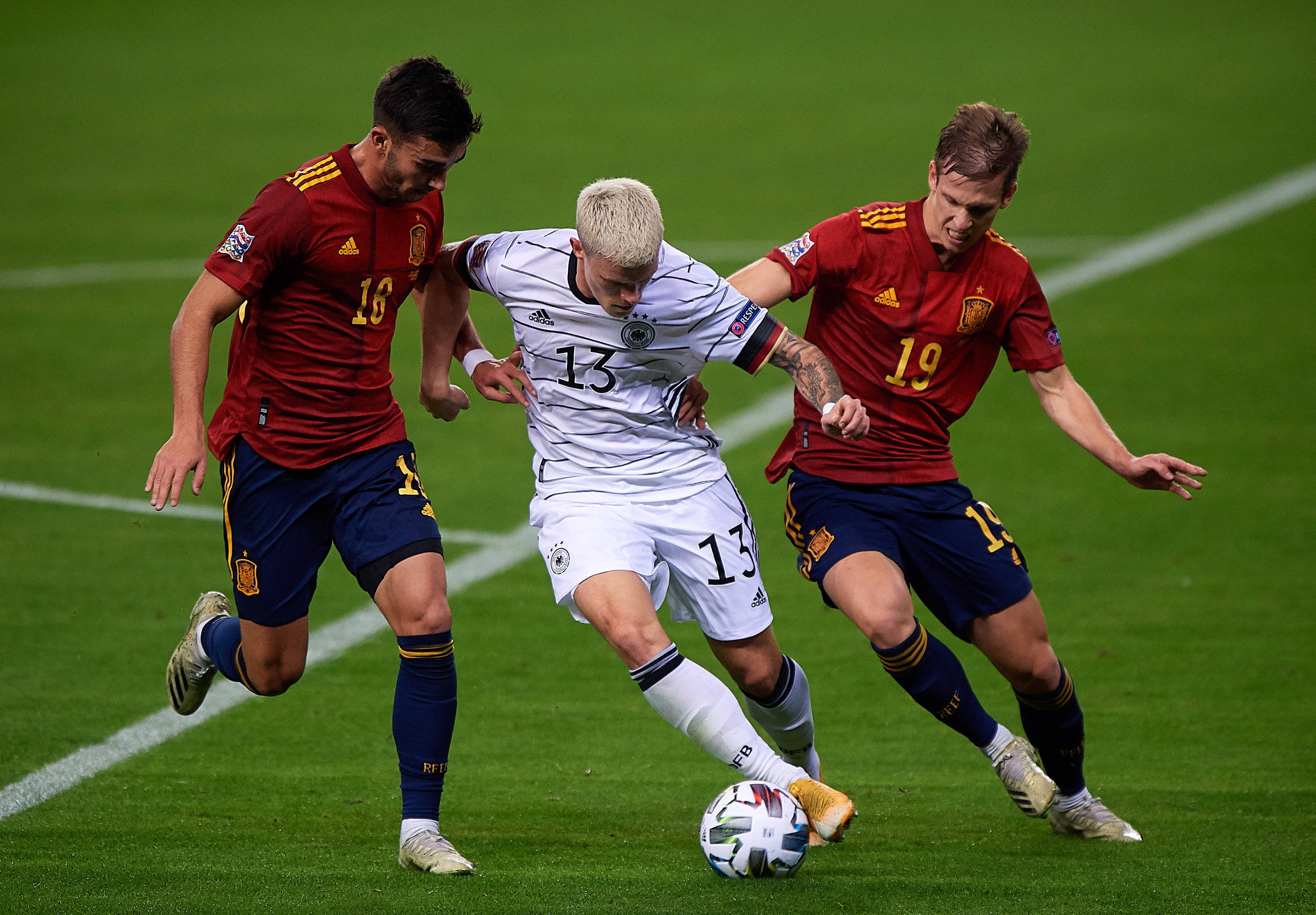 畅玩热门游戏-西亚卡姆连续三场比赛得分超过出色防守，西班牙队不断突破！的简单介绍-畅玩热门游戏